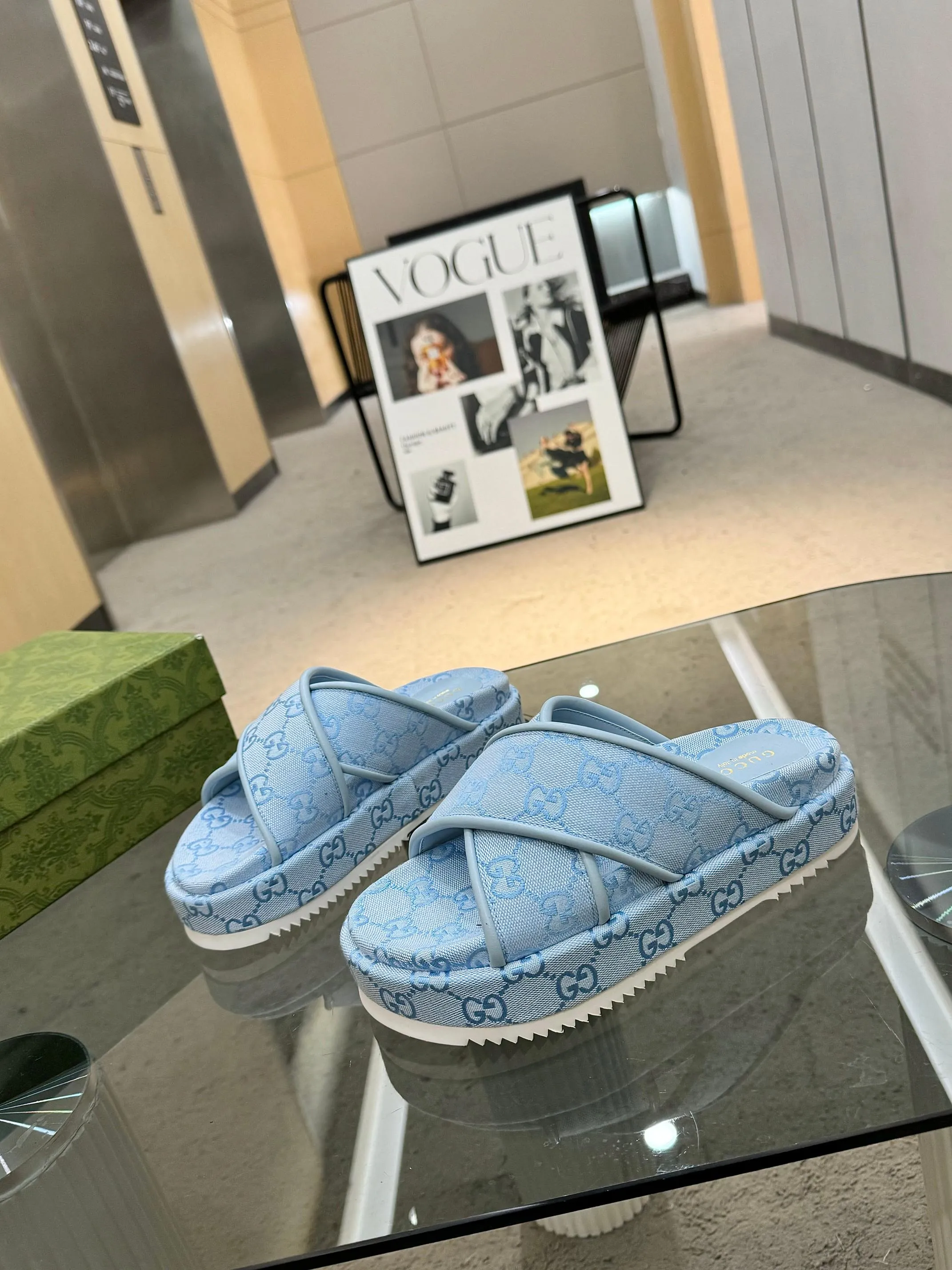 👟👟Ex-factory price 400👟👟 Shipped all year round, Gucci's latest limited edition thick-soled slippers. Top quality for sale. Purchase genuine product for development. The material and workmanship are consistent with the original. Upper: original special printing process. Lining: dyed sheepskin. Outsole: Italian private model outsole. Size: 35-43M standard size. 41, 42, 43 are also customized and cannot be returned. Sole thickness: 5.5cm. Forefoot 4cm.